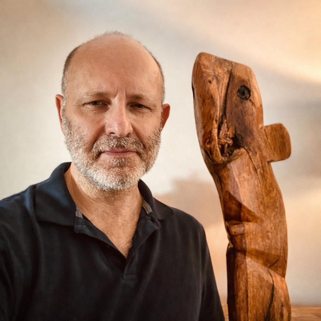 Autoportrait sculpté en chêne avec asymétries faciales exagérées, proportions allongées, grain naturel du bois visible partout