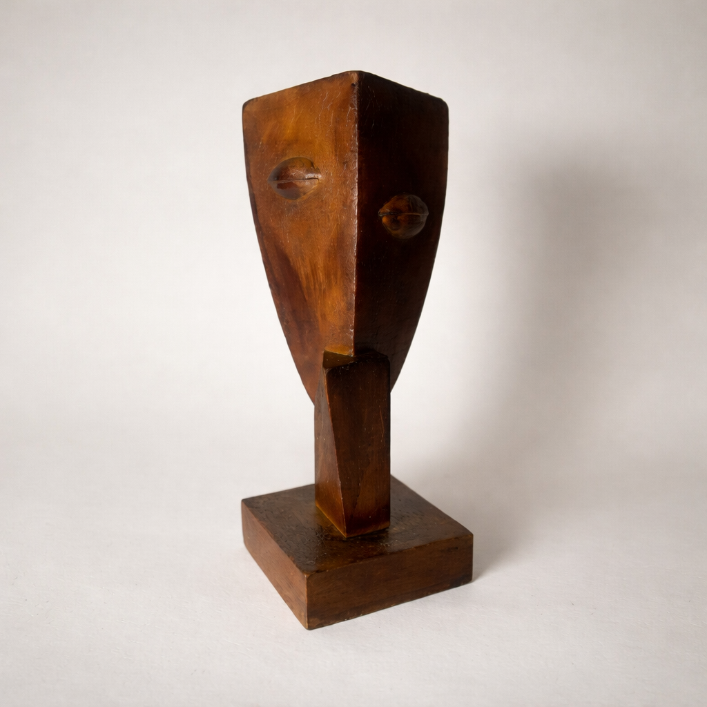 Sculpture géométrique allongée avec visage abstrait en PLA ton bois, motifs grain diagonal, quinze centimètres de haut