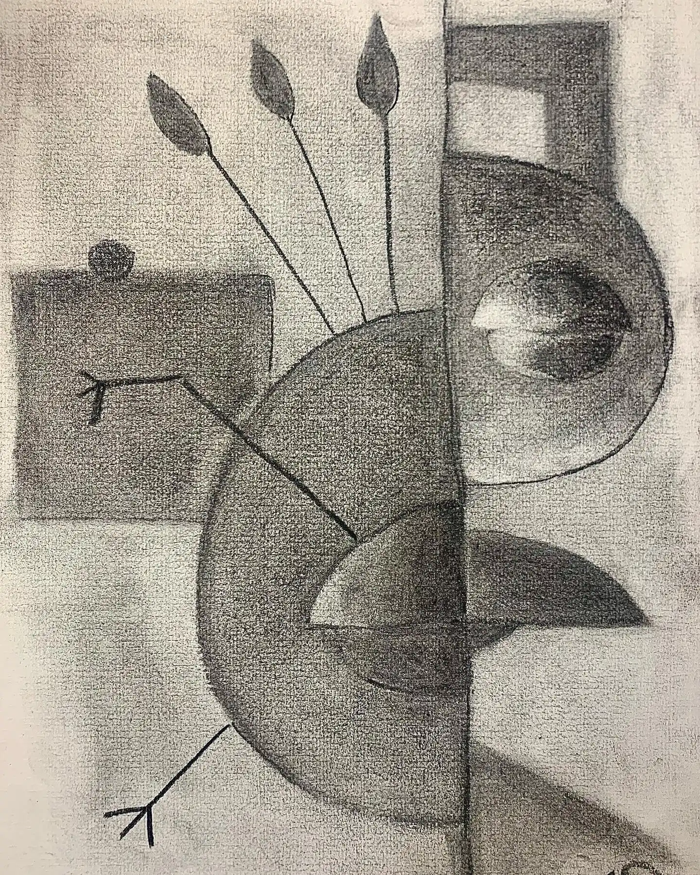 Dessin abstrait au fusain montrant des formes d'oiseaux stylisées avec des formes géométriques et des éléments linéaires sur papier