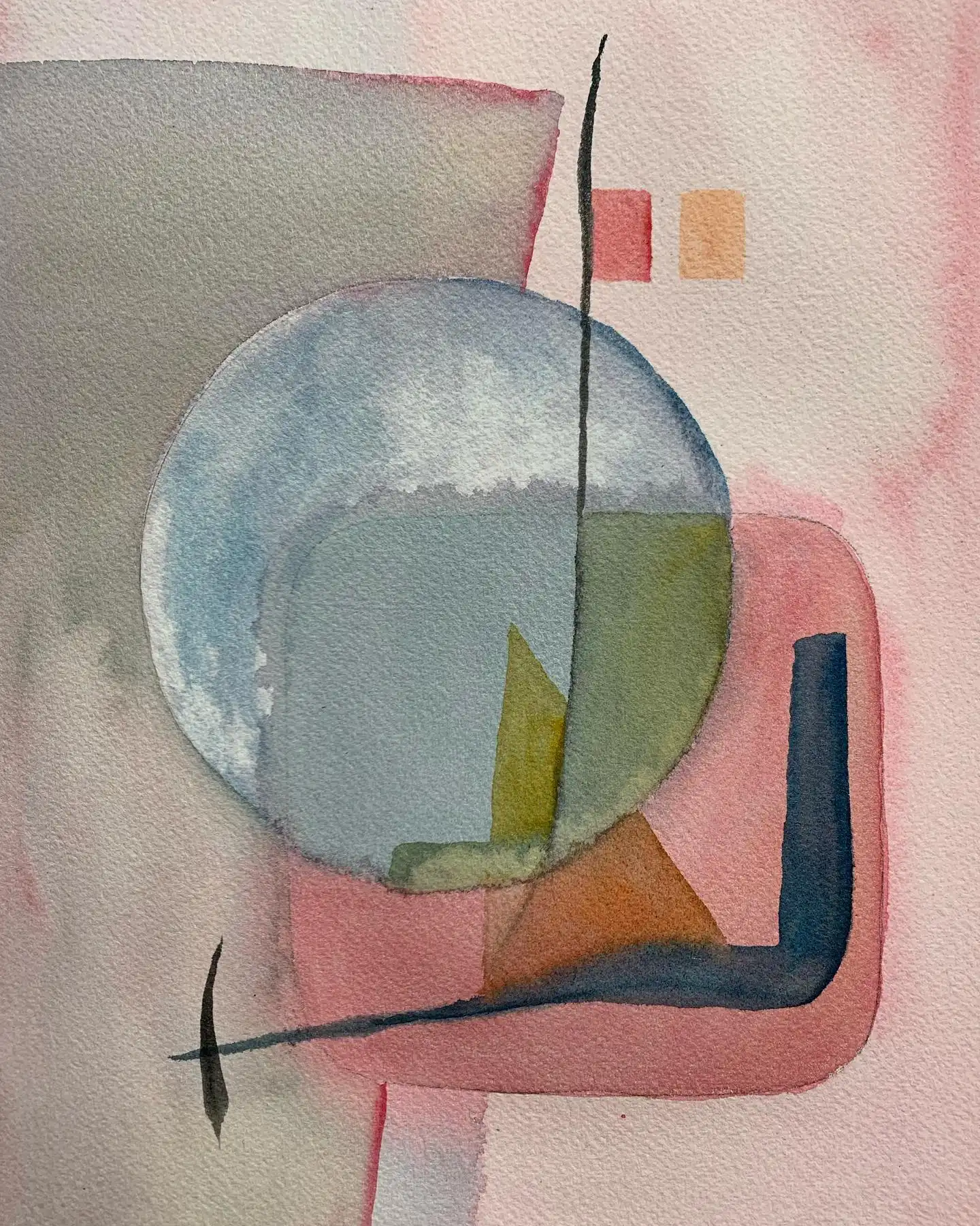 Aquarelle abstraite avec forme circulaire grise, accents rouge-orange, et éléments linéaires sombres sur papier
