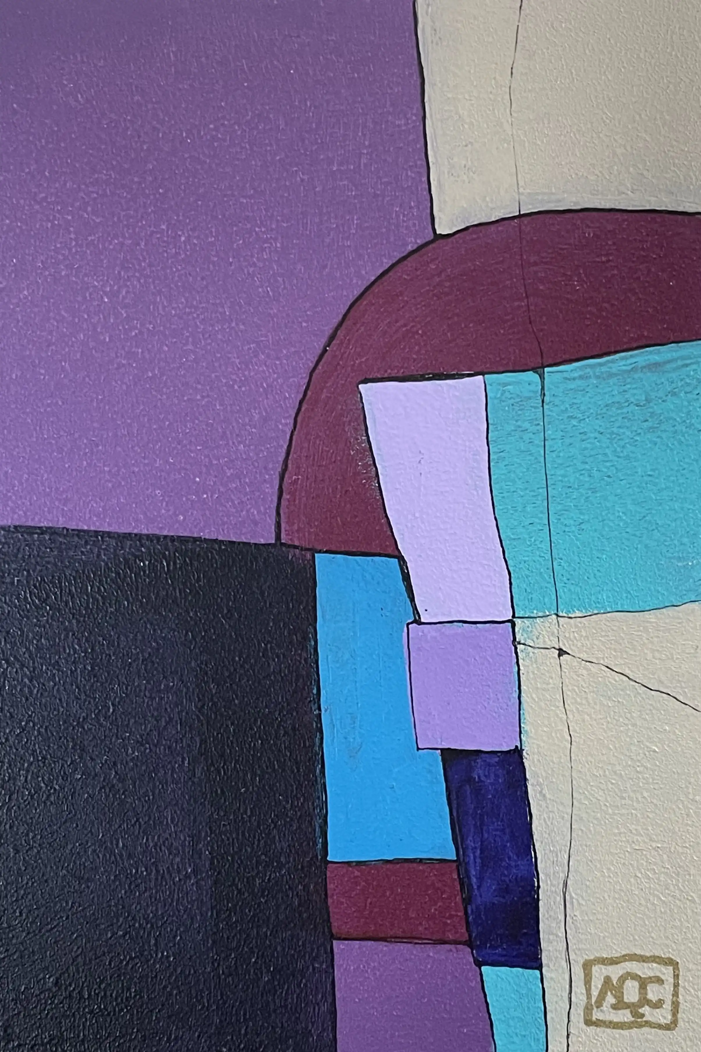 Peinture acrylique avec des formes géométriques violettes, rouge-violet et bleu-vert arrangées en formes angulaires et imbriquées