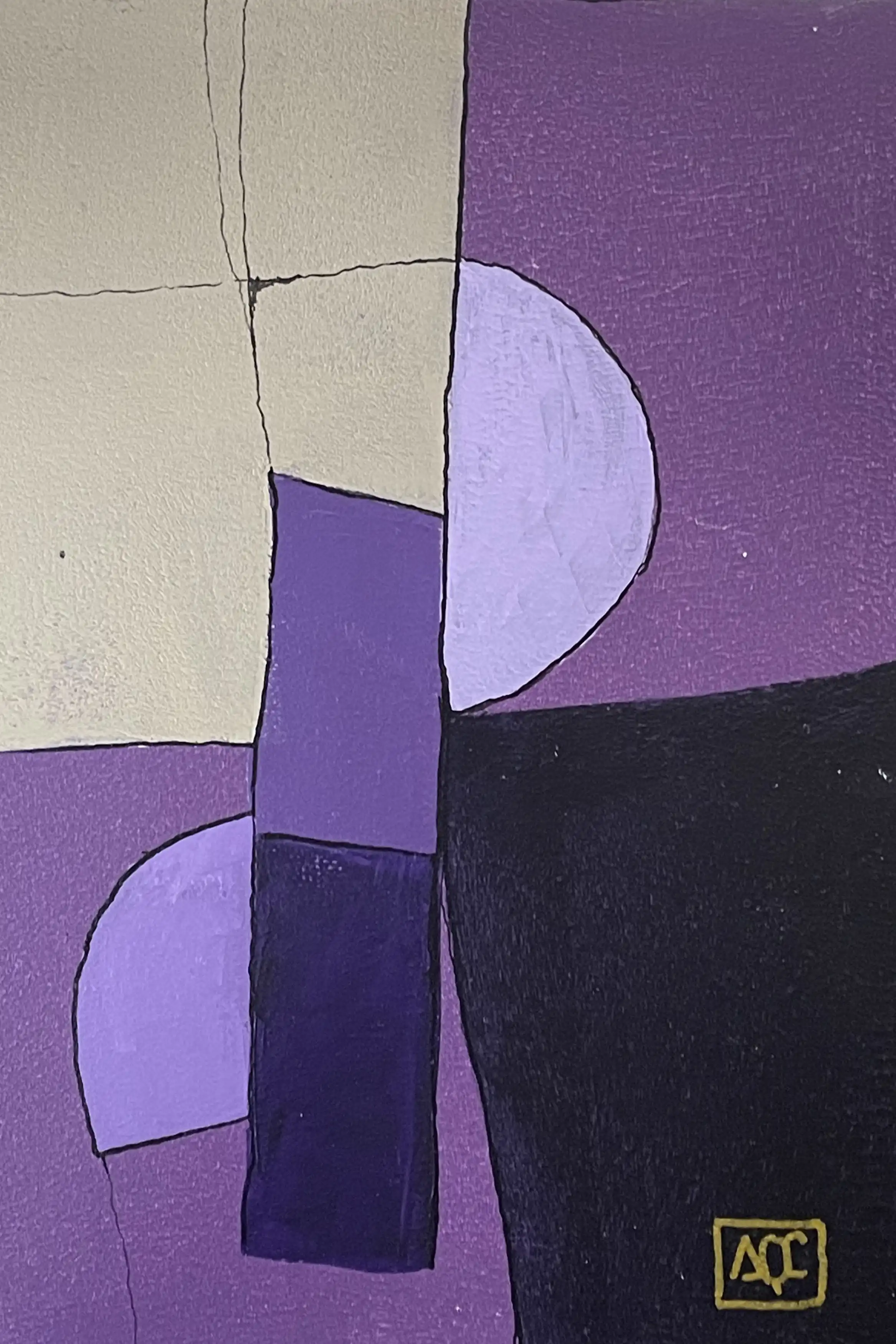 Peinture acrylique avec des formes géométriques violettes et des éléments courbes sur panneau de bois, composition verticale