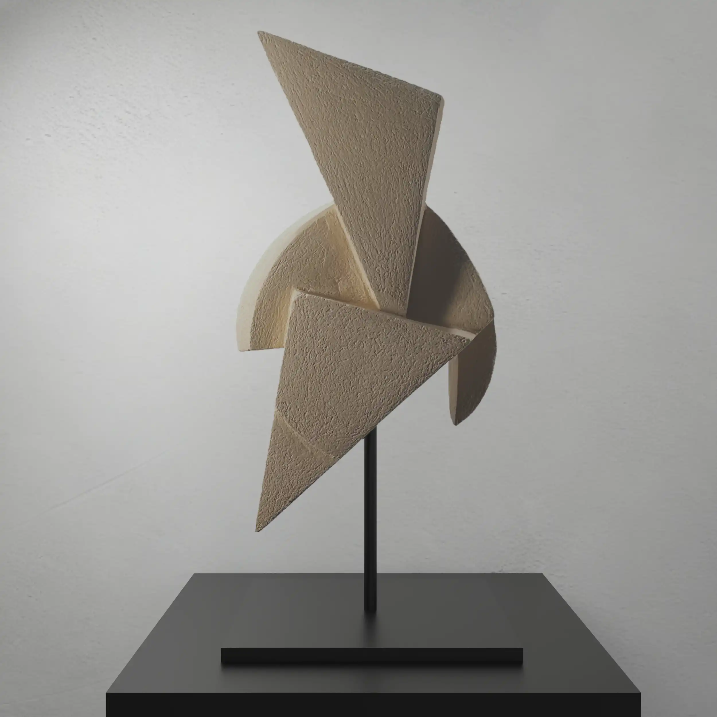 Sculpture céramique contemporaine avec des formes géométriques angulaires s'élevant verticalement depuis une base de support métallique