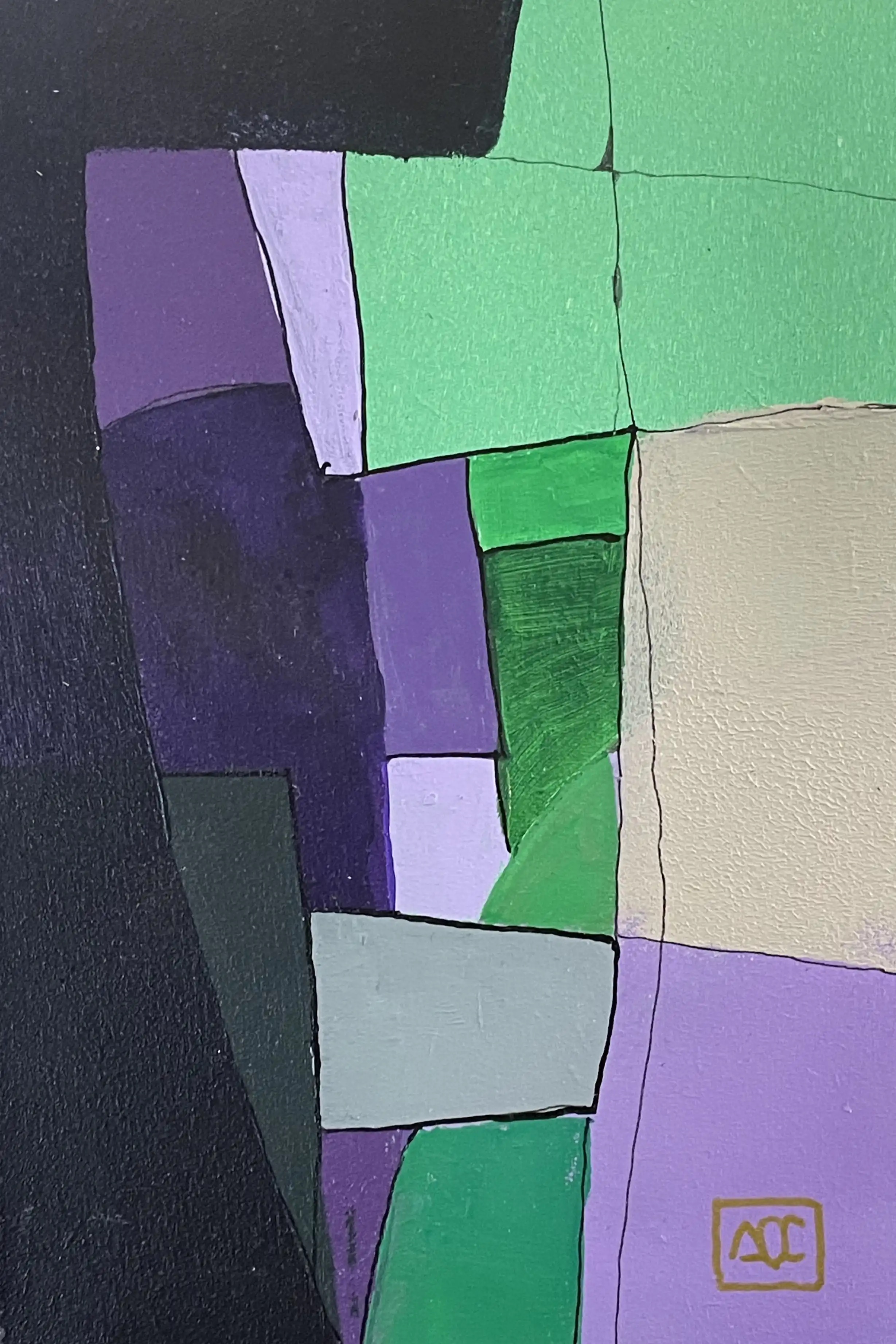 Peinture acrylique géométrique : formes violet, bleu-violet, jaune-vert arrangées en composition angulaire sur panneau de bois