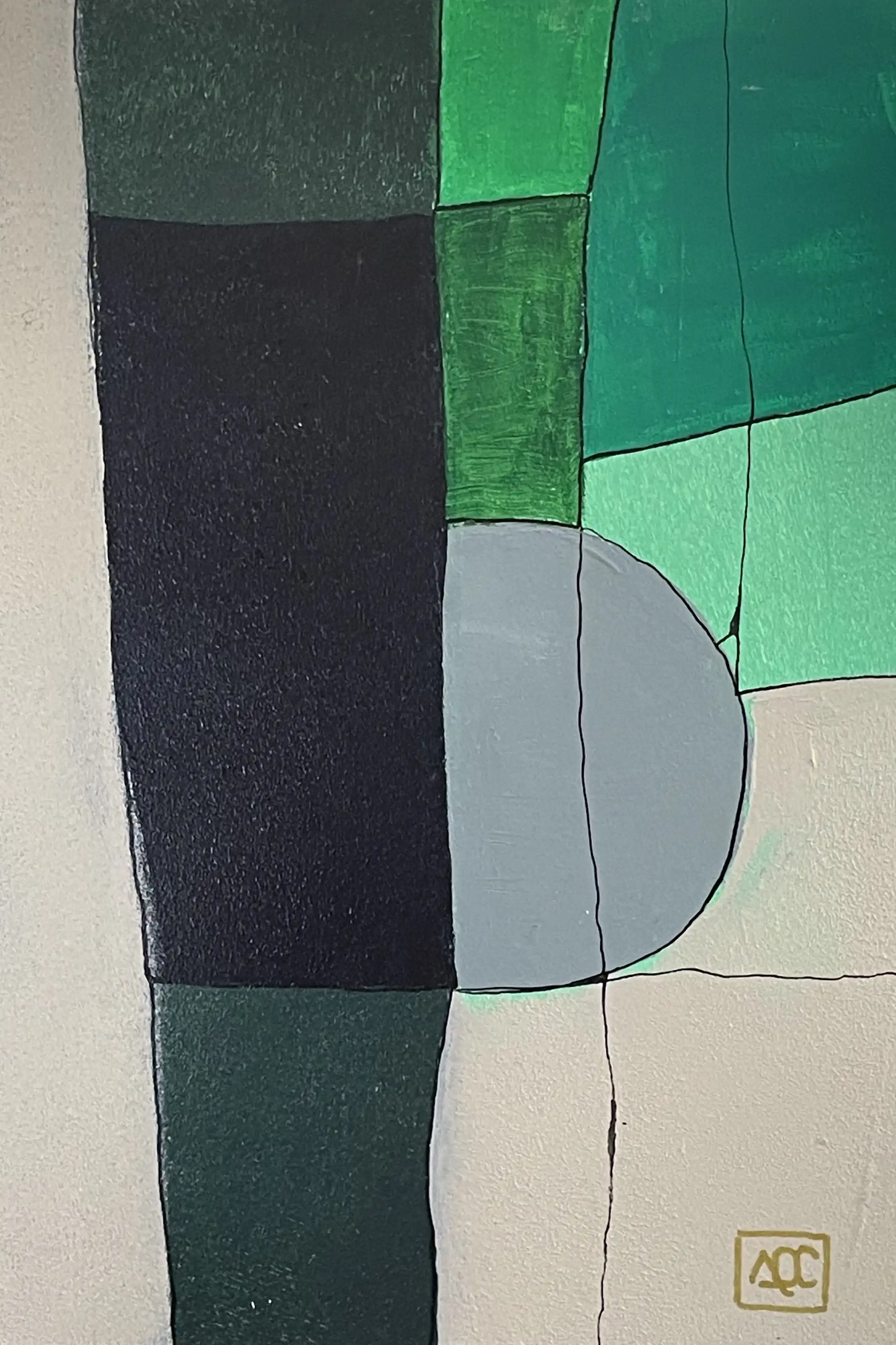 Peinture acrylique : verts profonds et noirs avec des gradients vert-gris plus clairs en formes géométriques superposées sur panneau de bois
