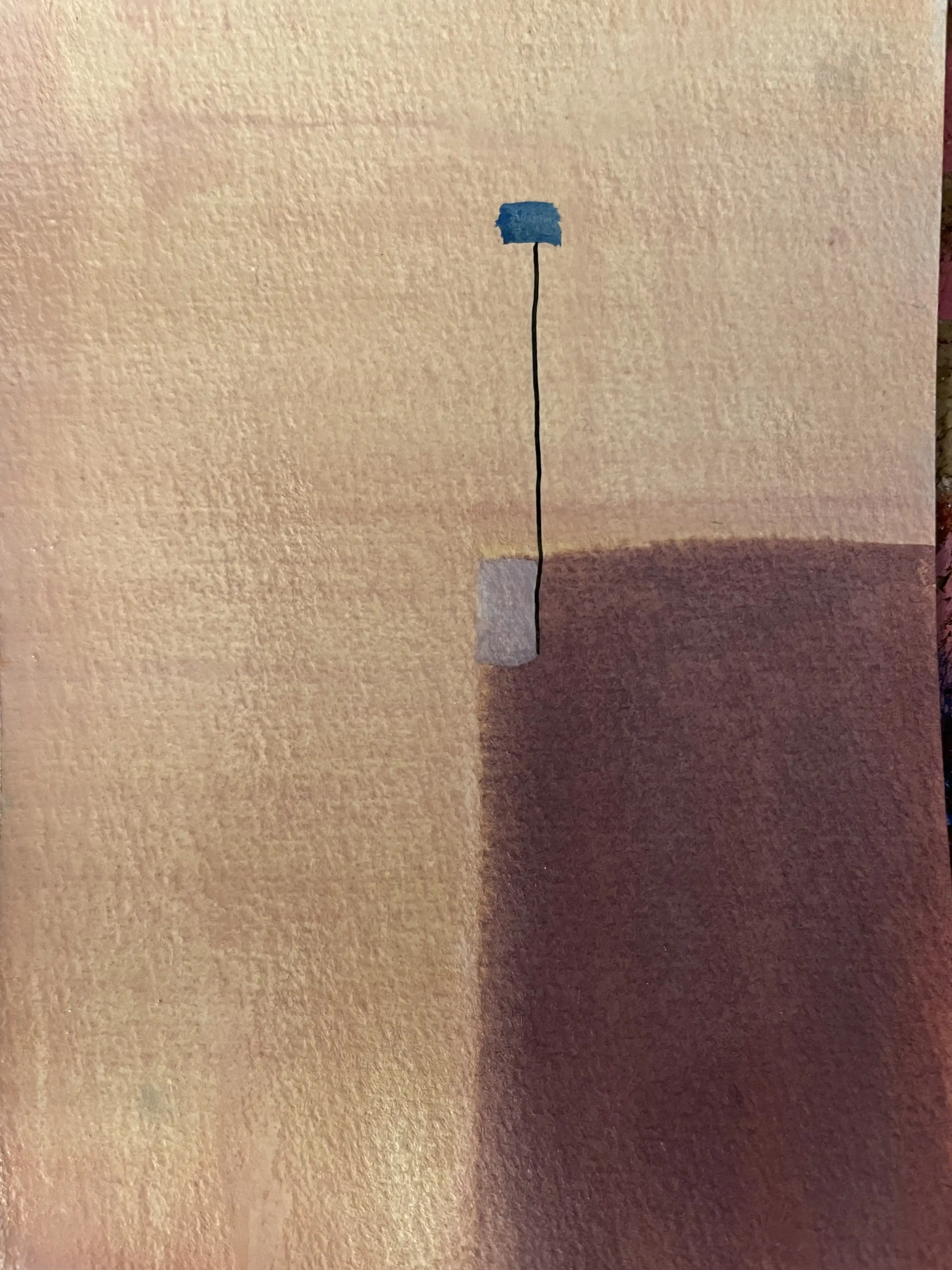 Peinture aquarelle avec fond tan chaud, zone d'ombre violette, et petite marque d'accent bleu dans la partie supérieure