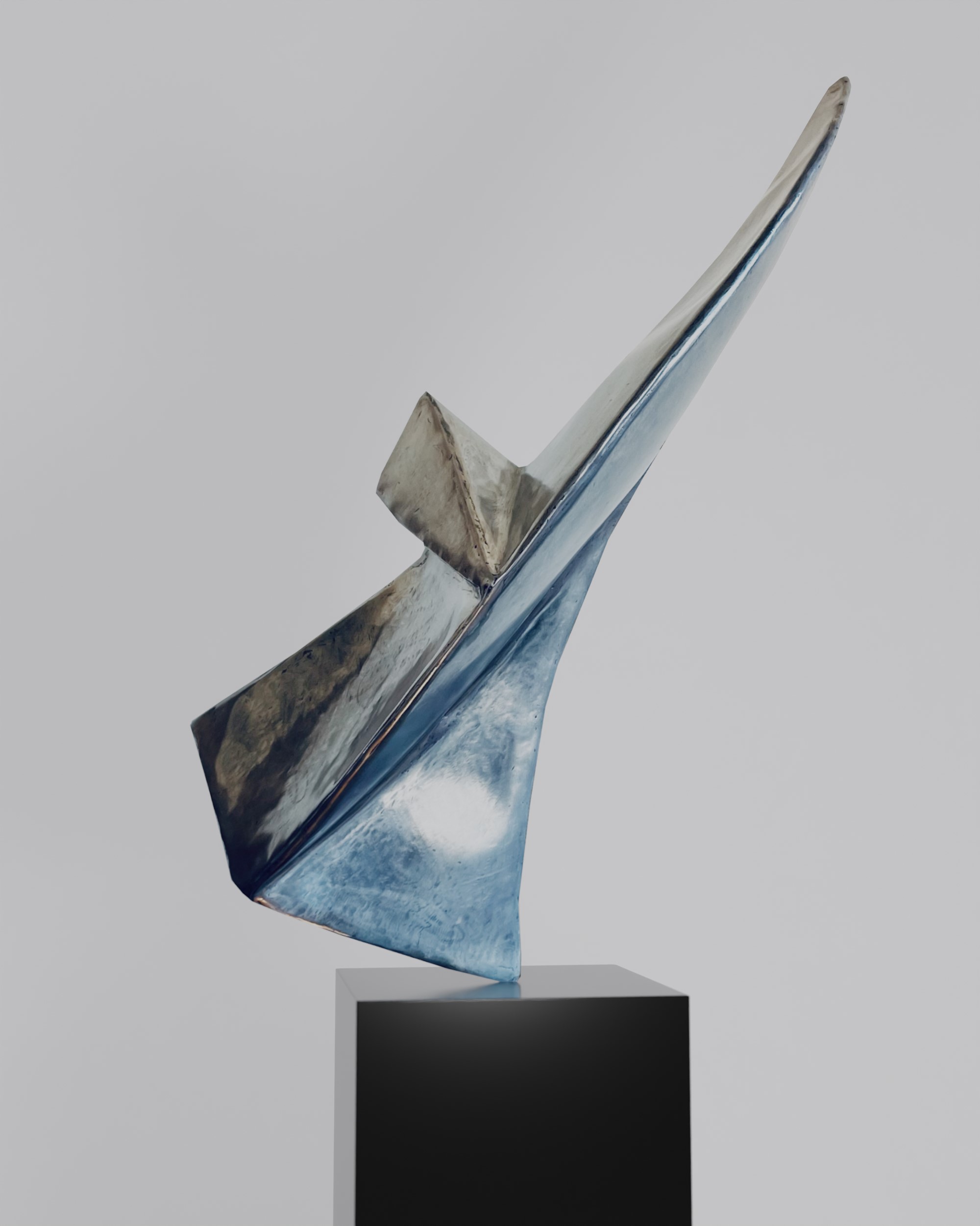 Sculpture abstraite en acier d'une mouette avec des surfaces polies et patinées montée sur un bloc de bois sombre