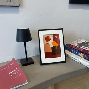 Pause déjeuner sur un banc - Variation 1 — table & lampe · PP #1